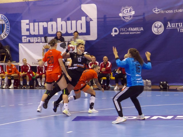 Sylwia Matuszczyk (z piłką) znalazła się w kadrze Reprezentacji Polski na Mistrzostwa Europy.
