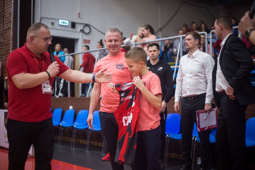 Koszulka koszykarza Czarnych Brae Iveya wylicytowana za 7 tysięcy złotych