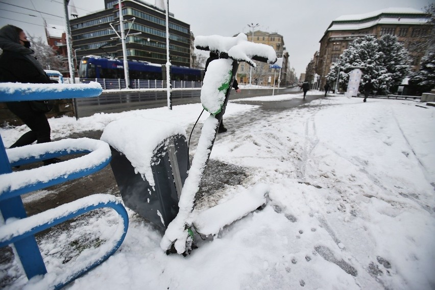 Wrocław: Ostry atak zimy, mnóstwo śniegu, ślisko na drogach!