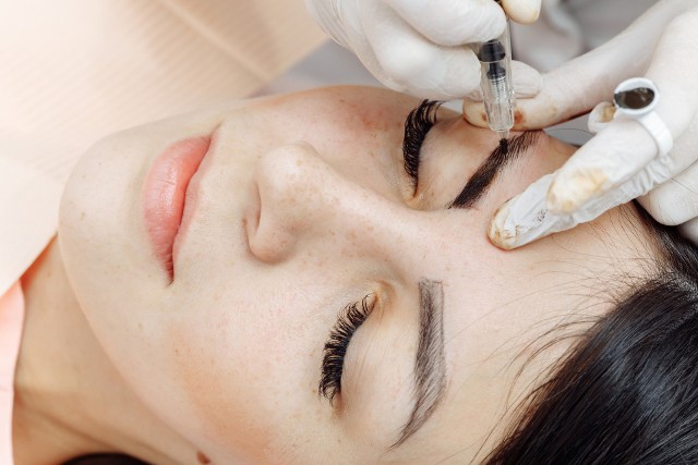 Nieudany makijaż permanentny brwi potrafi oszpecić na lata! Zobacz najgorsze wpadki kosmetyczek.