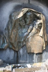 Zaczęła się renowacja kultowej płaskorzeźby na kamienicy przy ul. Włókienniczej w centrum Łodzi