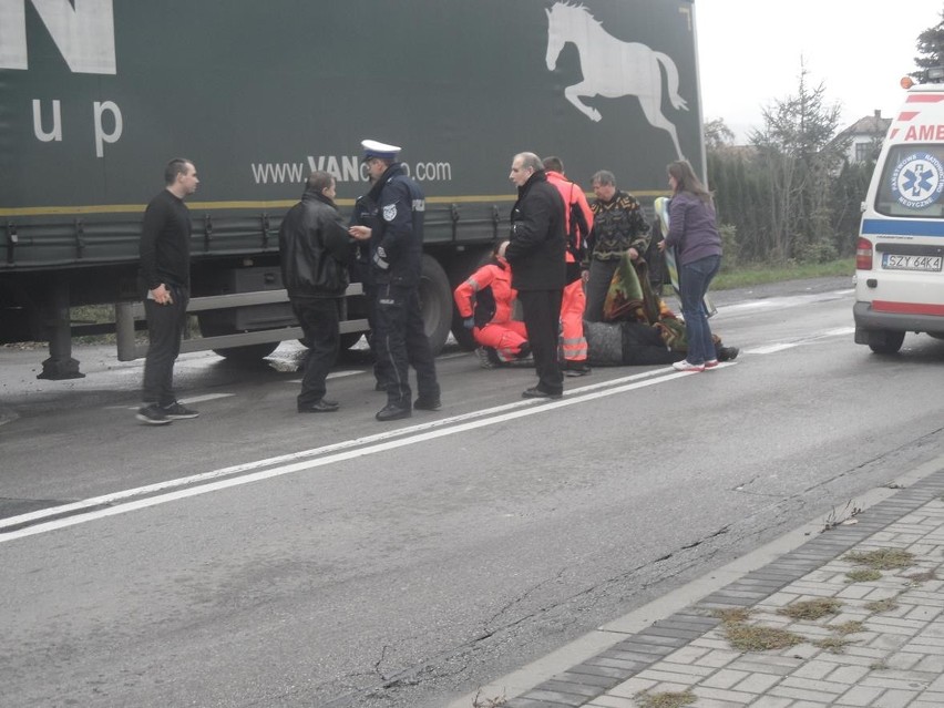 Wypadek motocyklisty i rowerzysty w Pewli Małej