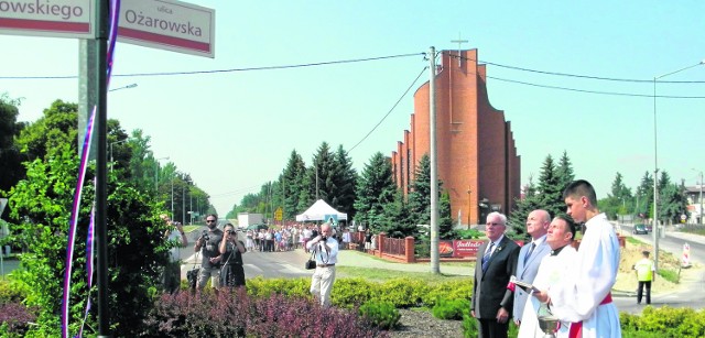 Burmistrz Marek Bronkowski, Anatol Nikorowski i ksiądz Józef Śmigiel w czasie odsłonięcia tablicy.