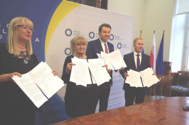 Od lewej: Małgorzata Dąbrowska, prezes Fundacji Górażdże, Anna Potocka, dyrektor GSW w Opolu, prezydent Arkadiusz Wiśniewski i prezes Górażdży Cement Ernest Jelito po podpisaniu umowy.