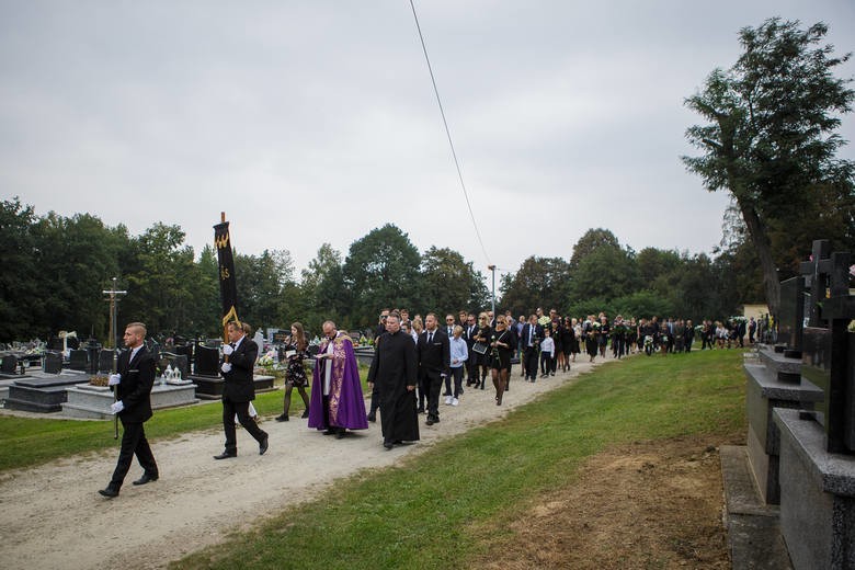 Tłumy pożegnały tragicznie zmarłego piłkarza. Miał 20 lat... [ZDJĘCIA]