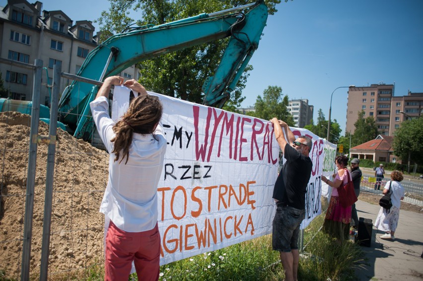 Kraków. Protest przeciwko budowie Trasy Łagiewnickiej i betonowaniu miasta. Mieszkańcy Ruczaju nie chcą utonąć w asfalcie [ZDJĘCIA]