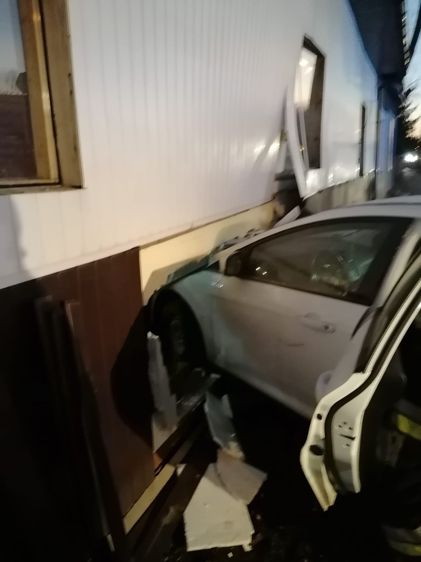 Samochód wjechał w sklep w wyniku wypadku trzech aut