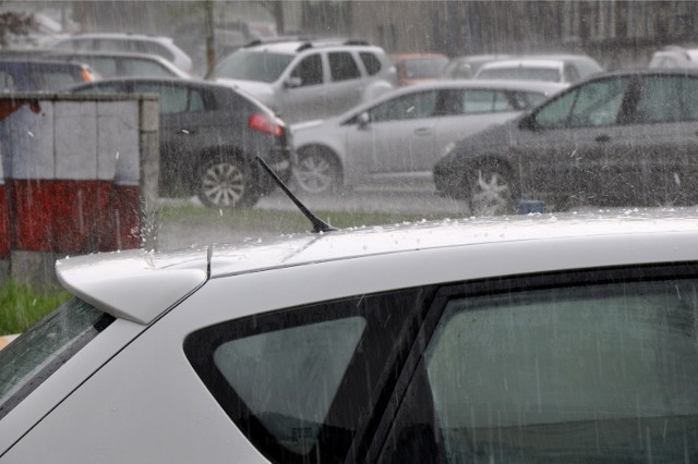 02.06.2015 krakowul. wielicka - uniwersytecki szpital dzieciecy w prokocimiu - parking przed glownym wejsciemn/z burza, ulewa, gradfot. andrzej wisniewski / polskapresse / dziennik polski