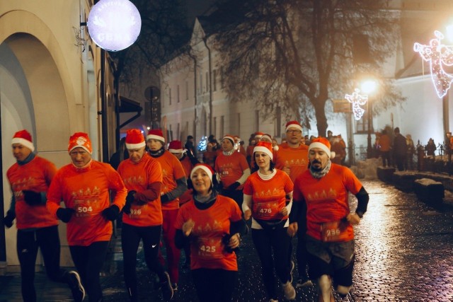 Ponad pół tysiąca osób wzięło udział w biegu "Bunt Mikołajów" w Niepołomicach. To nie tylko zawody sportowe, ale przede wszystkim znakomita wspólna biegowa zabawa