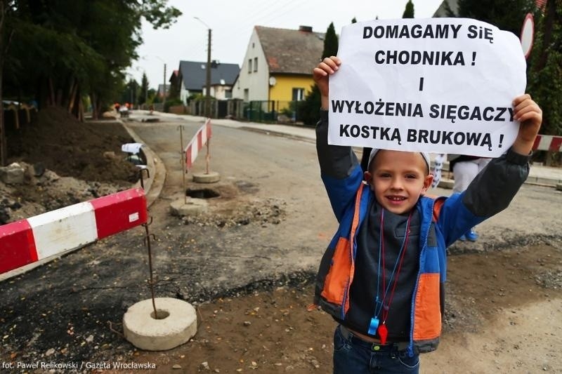 Wrocław: Mieszkańcy Zakrzowa protestowali i blokowali ulicę (ZDJĘCIA)