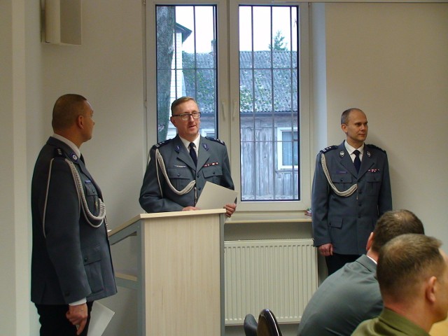 Nowy komendant policji w Sejnach (w środku) jest absolwentem Ekonomiki Rolnictwa Akademii Rolniczo-Technicznej w Olsztynie.