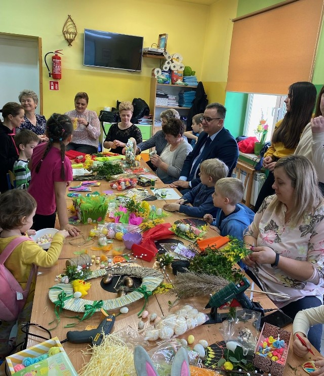 W środę, 22 marca w  Publicznej Szkole Podstawowej w Ujeździe odbyły się „Rodzinne Warsztaty Wielkanocne”. Dzieci wspólnie z rodzicami wykonywały ozdoby świąteczne.