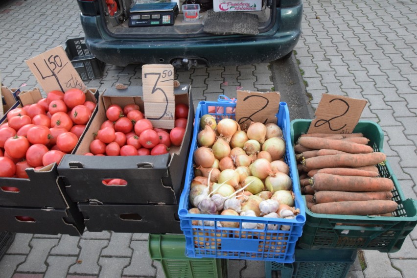 W środę w Opatowie dość tanie były pomidory - po 4,50 i 3...