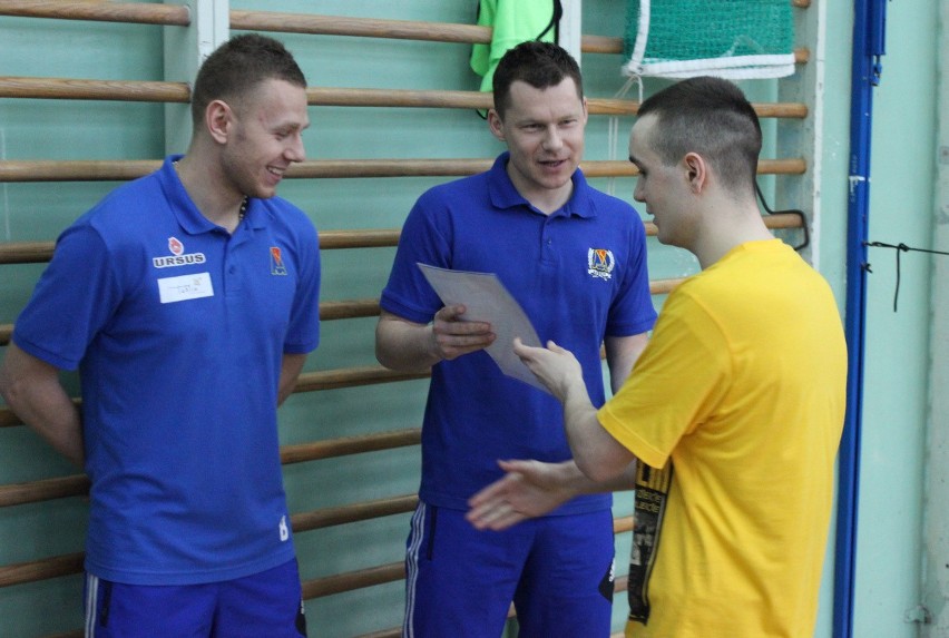 Piłka nożna: Zawodnicy Motoru Lublin odwiedzili Schronisko dla Nieletnich w Dominowie
