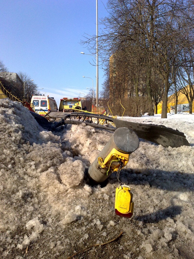 Ford focus uderzyl w drzewo na alei Pilsudskiego...