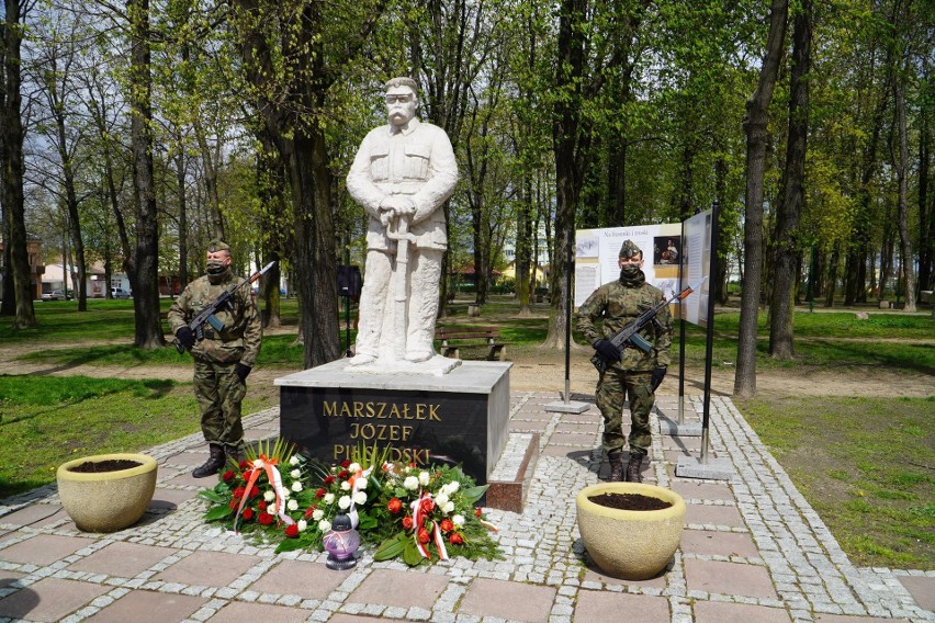Przy pomniku marszałka Józefa Piłsudskiego w Grójcu stanęła...
