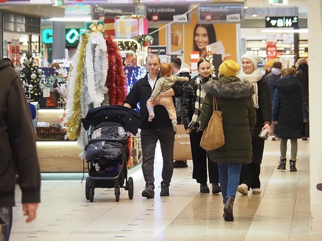 Łodzianie na przedświątecznych zakupach w Galerii Łódzkiej.