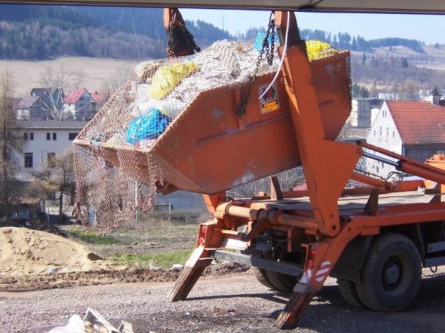 Śmieci z terenu budowy najlepiej wywieźć w specjalnie zamówionym dużym kontenerze.