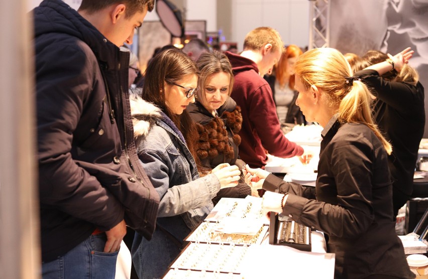 Targi ślubne w hali Expo. Ponad 120 wystawców prezentuje stroje, obrączki i akcesoria ślubne