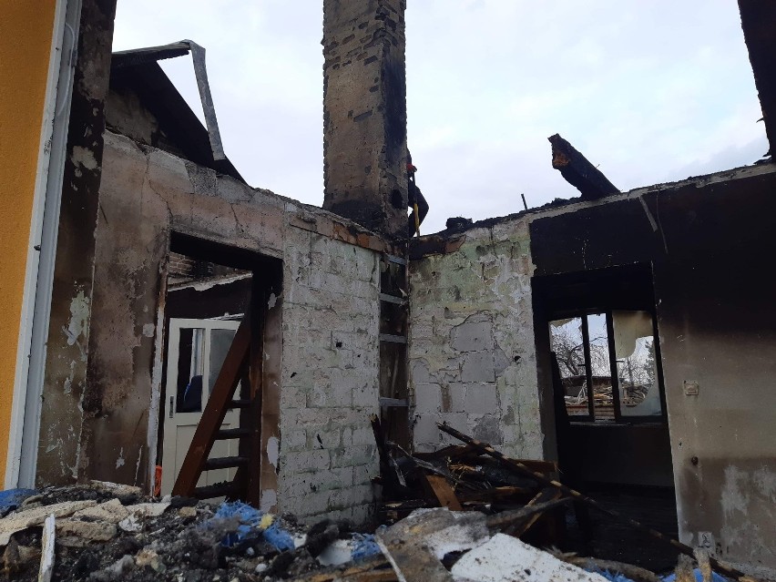 Pożar w gminie Szulborze Wielkie. Trwa zbiórka dla pogorzelców. 6.03.2021 spłonął dom, straty są ogromne (zdjęcia)