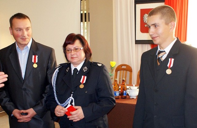 Odznaczeni strażacy. Od lewej: Ernest Kumek, Anna Kucharczyk, Mateusz Rynio