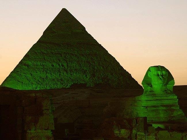 Egipt, Giza. W dzień św. Patryka piramidę i Sfinksa...