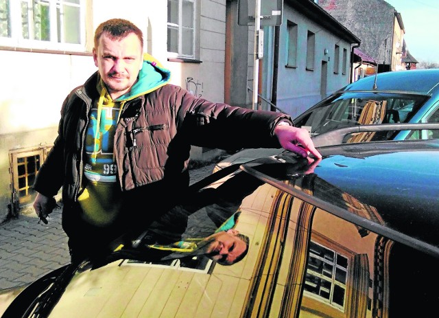 Dominik Olszewski z Bochni pokazuje wgniecenie dachu swojego samochodu