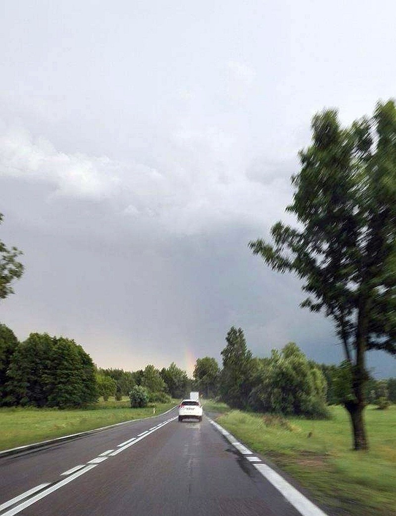 Tęcza i deszcz na drodze Białystok - Augustów. Poniedziałek,...