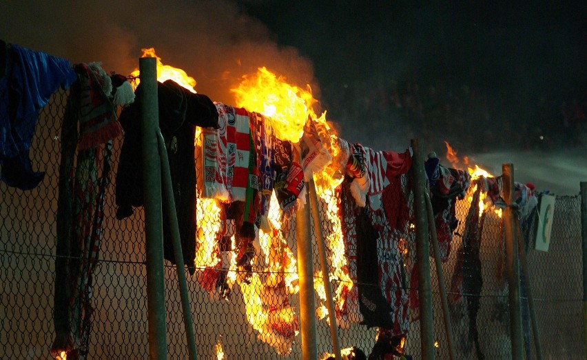 Kibole Wisły spalili podczas meczu szaliki Cracovii
