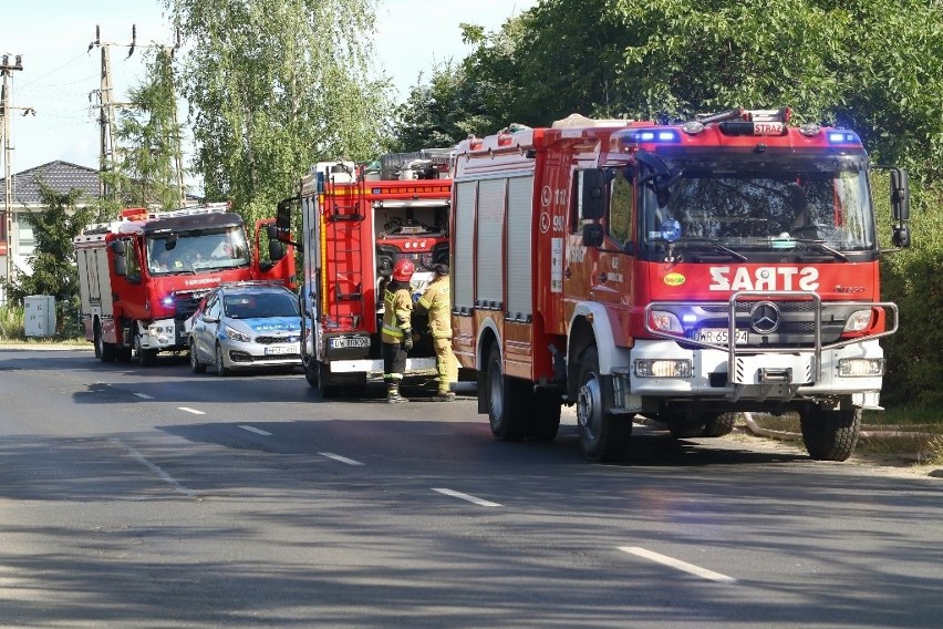 Pożar dwóch aut pod Wrocławiem. Strażacy ratowali dom, w którym były dzieci [ZDJĘCIA]