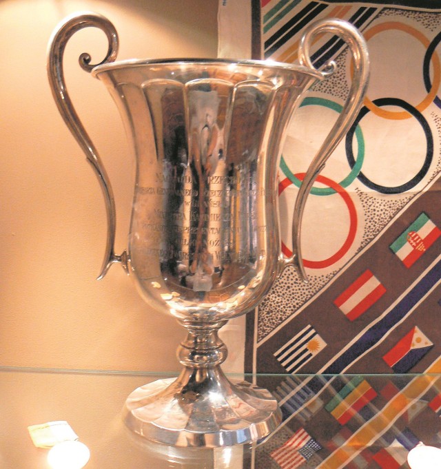 Puchar ufundowany przez Kazimierza Papeego był prezentowany na wystawie "Citius-Altius-Fortius". Obecnie w zbiorach Muzeum Sportu i Turystyki w Warszawie