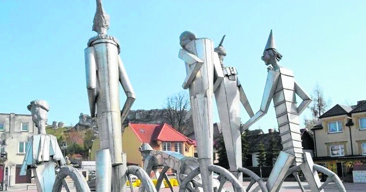 Na rynku w Olsztynie stanęły plenerowe rzeźby  autorstwa...