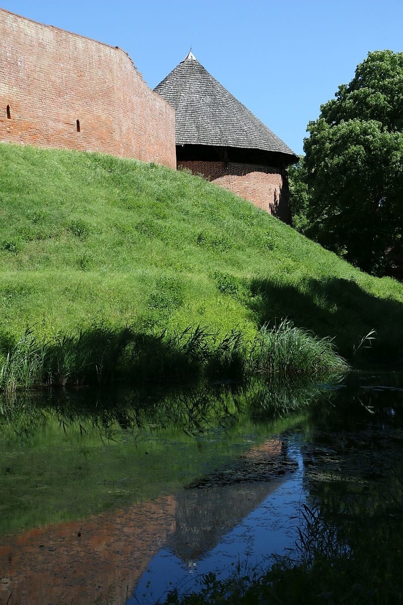 Średniowieczny zamek jest jedną z turystycznych atrakcji...