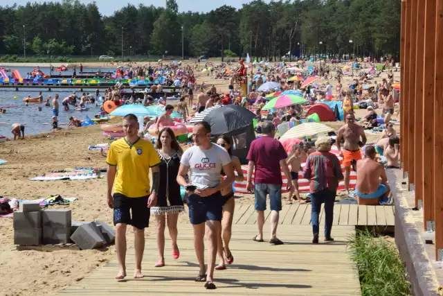 W sobotę 4 lipca kąpielisko w Sielpi zwane  "Świętokrzyską Ibizą" przeżyło prawdziwe oblężenie. Piękna, słoneczna pogoda i przyjazna  temperatura sprawiły, że przyjechało tysiące ludzi. Trudno się jednak dziwić -mamy pełnię wakacji a Sielpia oferuje atrakcje dla całych rodzin. Oprócz wody i plaży także bogatą gastronomię, park linowy, park rozrywki dla najmłodszych.Zobaczcie jak wypoczywano w Sielpi w sobotę 4 lipca>>>