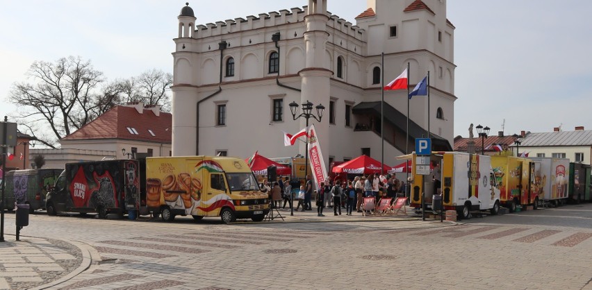 Trwa zlot food trucków na Rynku w Szydłowcu. Wielu mieszkańców korzysta z oferty mobilnych restauracji. Zobaczcie zdjęcia