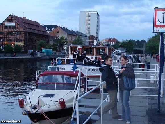 Przycumowane do nabrzeża Brdy jachty i barki podczas ubiegłorocznej edycji Steru na Bydgoszcz
