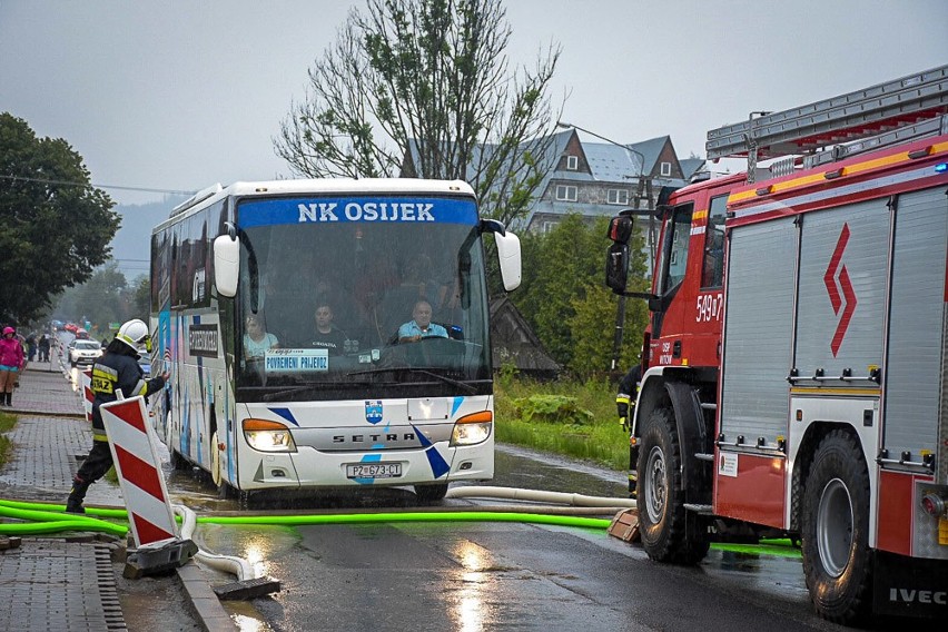 Witów. Woda zalała drogę wojewódzką. Tworzą się korki [ZDJĘCIA]