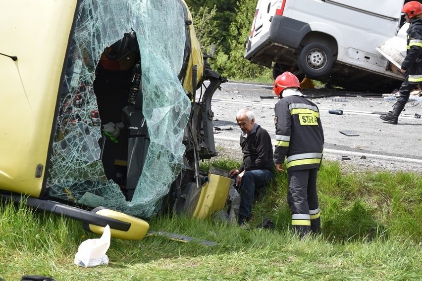 Wypadek na zakopiance. W rejonie Rdzawki autobus zderzył się z busem. Nie żyje jedna osoba 20 05