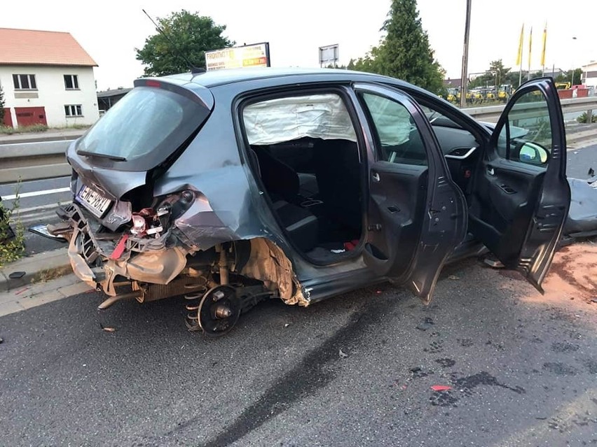 Groźny wypadek pod Wrocławiem. Tir staranował auto osobowe (ZDJĘCIA)