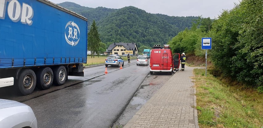 Zderzenie osobówki z ciężarówką zblokowało drogę w dolinie Dunajca. Trzy osoby ranne