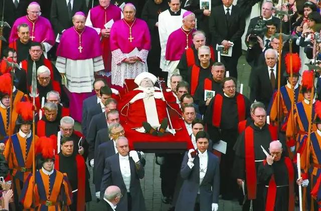 Mary z ciałem Jana Pawła II w szatach pontyfikalnych niosło dwunastu mężczyzn. Za nimi szli najbliżsi współpracownicy zmarłego papieża.