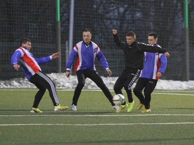 W ataku na bramkę Nowin Adrian Uniat, strzelec drugiego gola dla Korony II. 