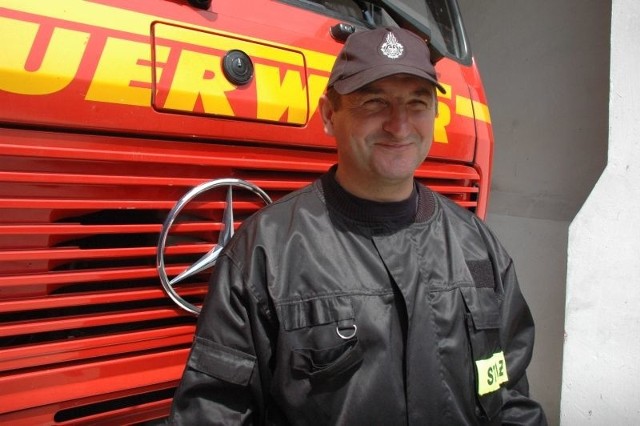 Krzysztof Janicki - strażak roku w kategorii ochotnik - jest naczelnikiem jednostki w Ogardach i kierowcą gaśniczego mercedesa