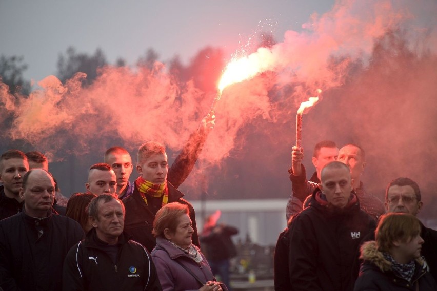 Białystok. Pogrzeb Pawła Klima. Kibice oddali mu hołd (zdjęcia, wideo)