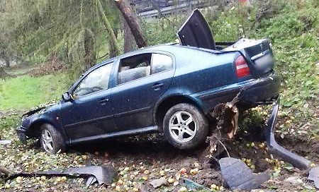 Wypadek w Librantowej. Skoda octavia rozbita o drzewo. Kobieta i chłopiec zabrani do szpitala