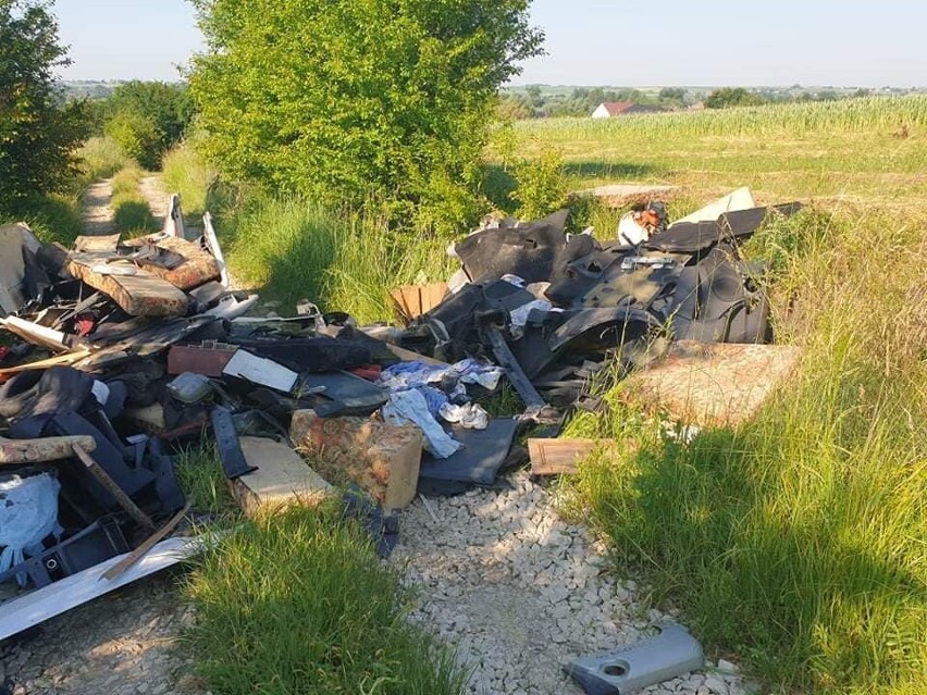 Co za bezmyślność! Wyrzucili wersalki, krzesła, materace i zatarasowali drogę w gminie Kazimierza Wielka. Sprawa już na policji [ZDJĘCIA] 