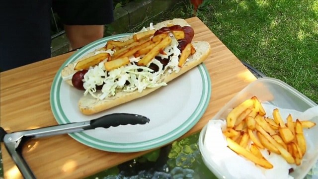 Hot-dogHot-dog w wersji "Polish Boy" jest gigantycznych rozmiarów.