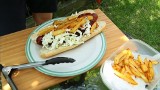 Hot-dog po polsku przygotowany na grillu. Przepis (WIDEO)