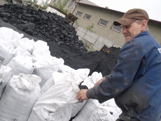 Józef Strzelczyk, pracownik składu opałowego Trasped w Koszalinie, przyznaje, że wyjątkową popularnością cieszy się ostatnio węgiel sprzedawany na worki.