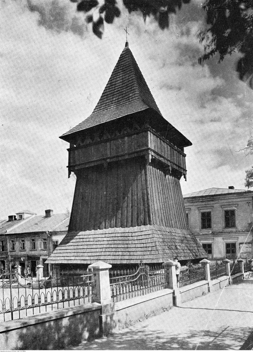 Modrzewiowa dzwonnica przy Bazylice św. Mikołaja